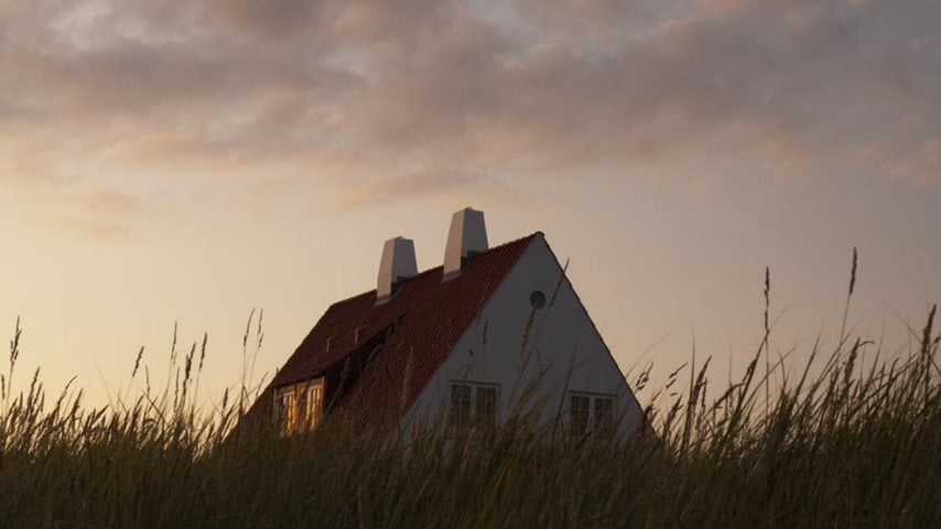 Taget af en hvid bolig på landet 