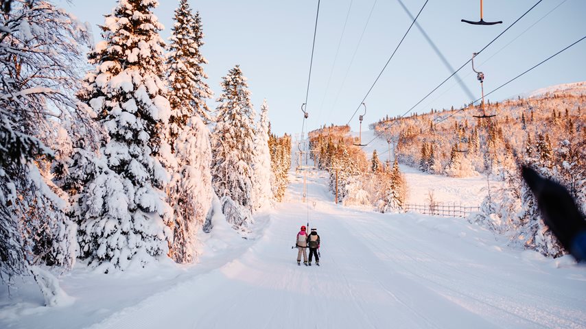 Par står på ski i vinterferie
