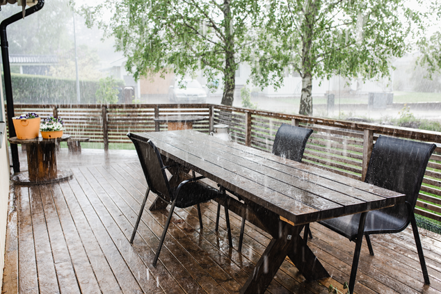 kraftig regn på terrasse